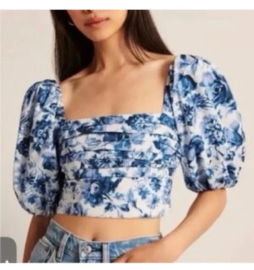 $60 NWOT Abercrombie puff sleeve crop top in blue rose floral M